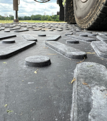 Heavy-duty trackway with truck wheel